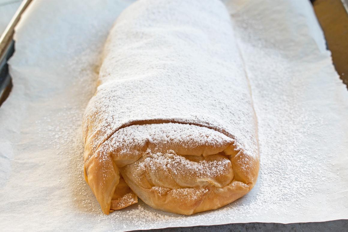 Quarkstrudel mit Kirschen