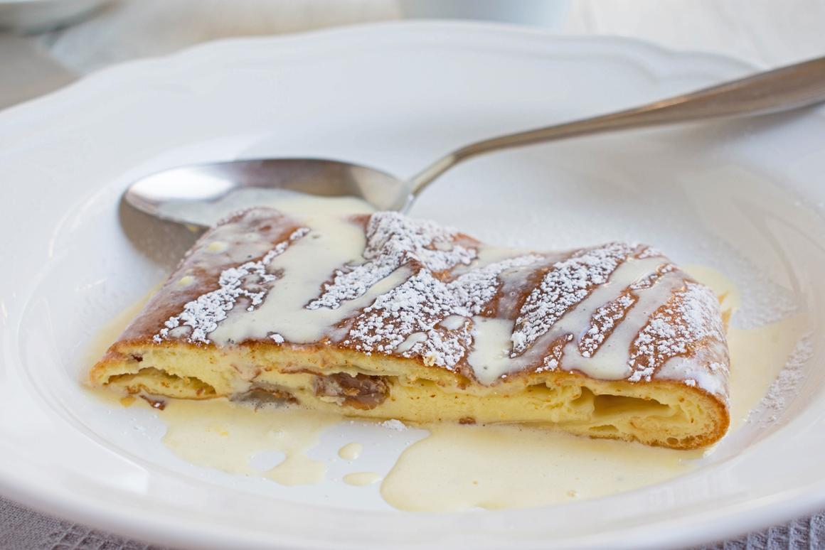 Quarkstrudel mit Vanillesauce - Rezept
