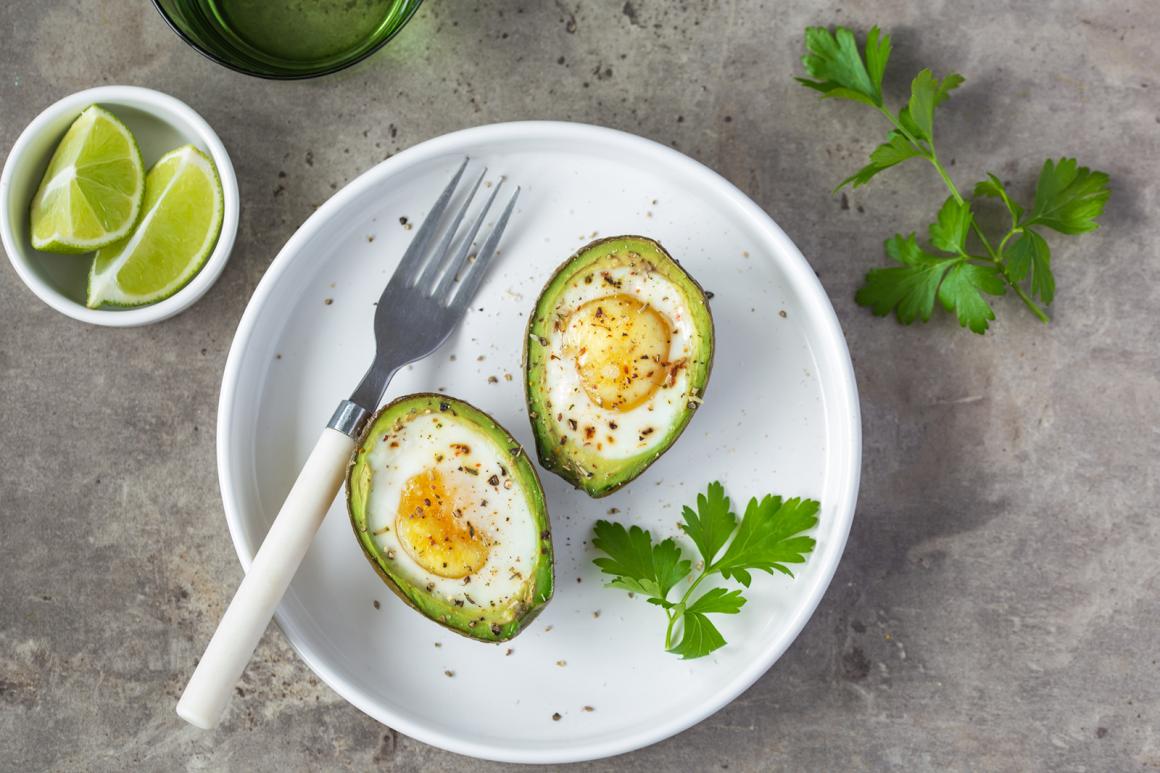 Ketogenes, vegetarisches Gericht mit Avocado