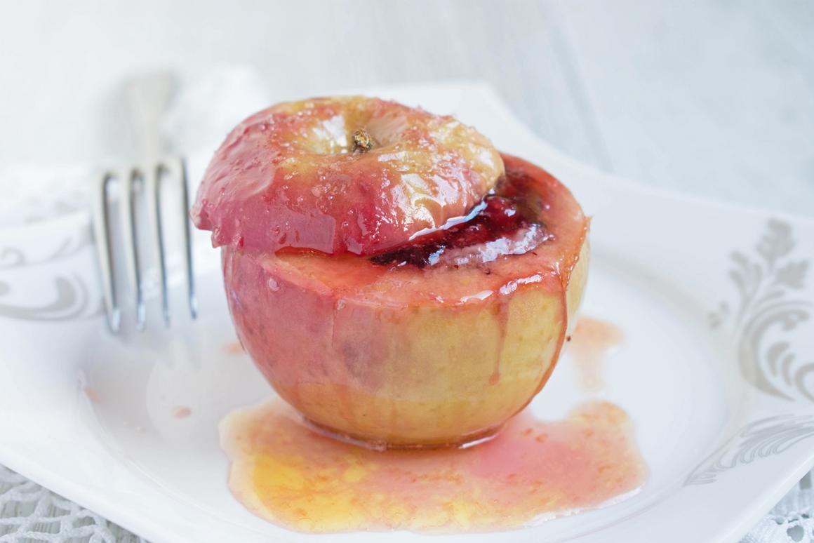 Bratapfel mit Haselnüssen