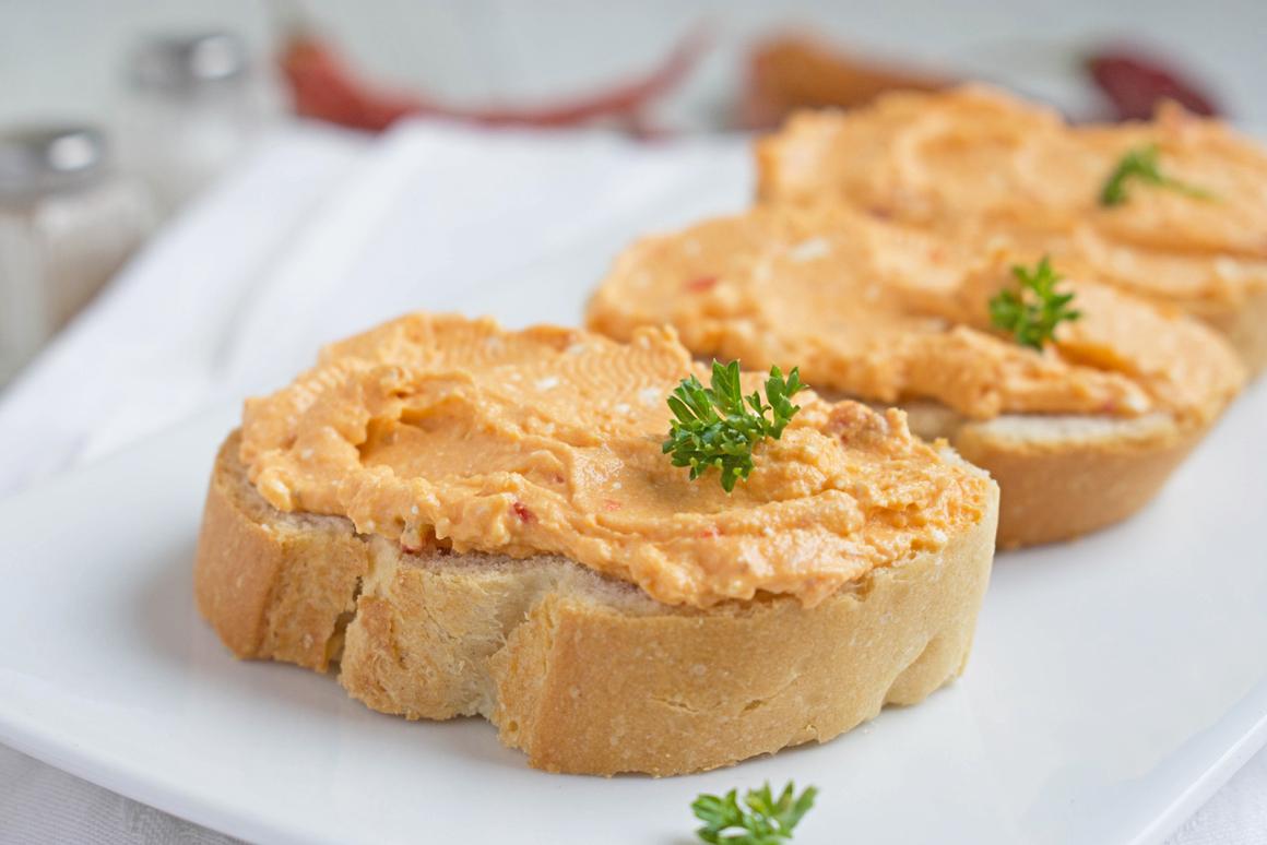 Brötchen mit Peperoni-Frischkäse-Mousse