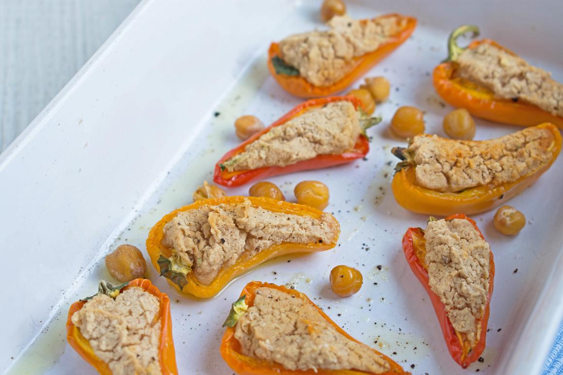 Kleine Peperoni mit Hummus