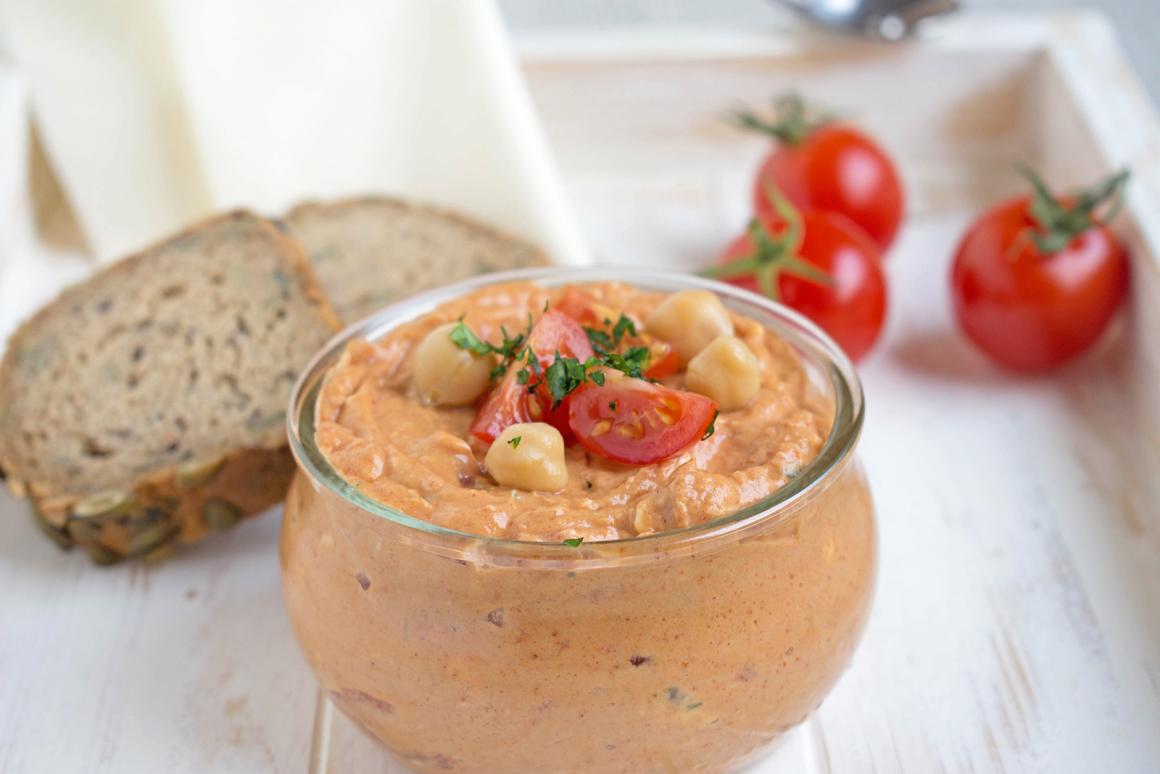 Hummus mit Tomaten
