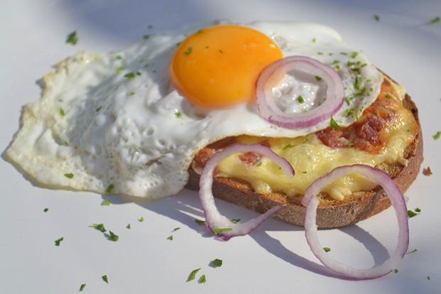 Schnelles pikantes Käsebrot mit Salami und Spiegelei