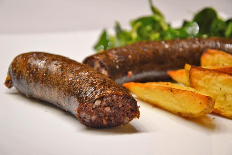 Blutwurst mit Kartoffelspalten