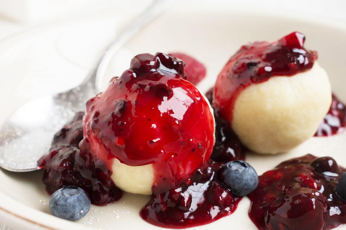 Quarkknödel mit Beerenkompott