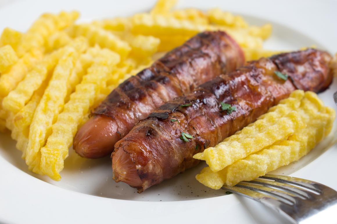 Berner Würstel mit Wellenpommes