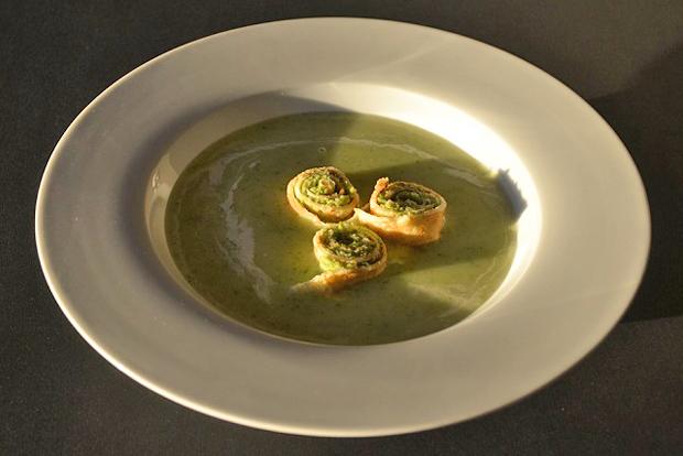 Broccolicremesuppe mit Crêpe Rouladen