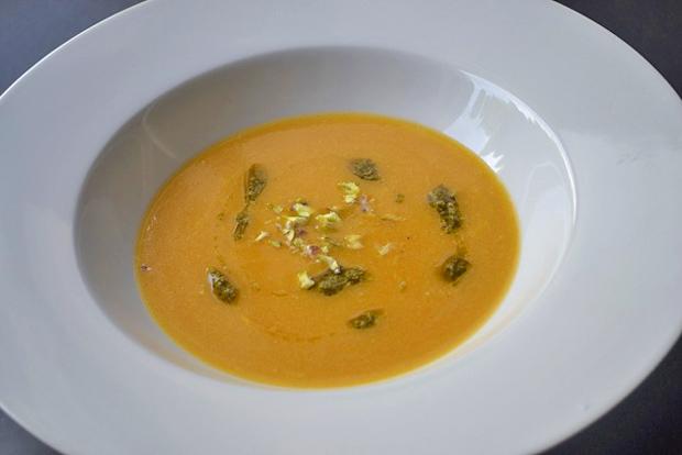 Exotische Kürbissuppe mit Pistazienpesto