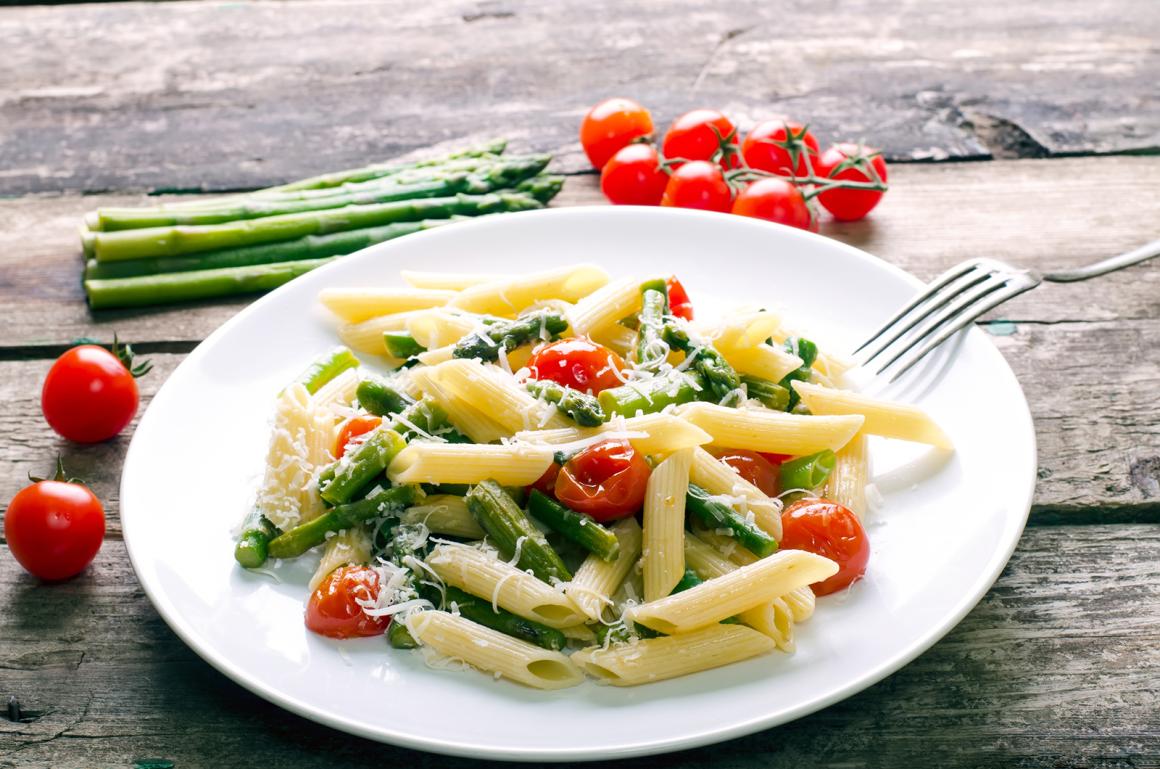 Penne mit Spargel und Tomaten
