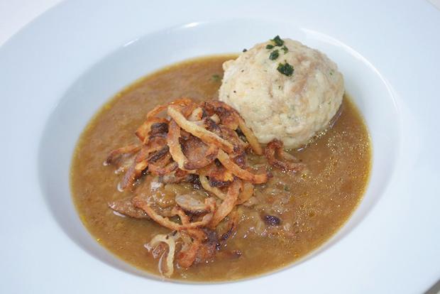 Zwiebelrostbraten Wiener Art mit Semmelknödel