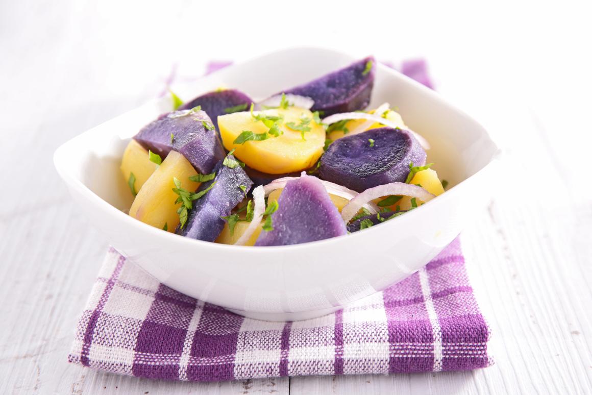 Blauer Kartoffelsalat mit Gorgonzola