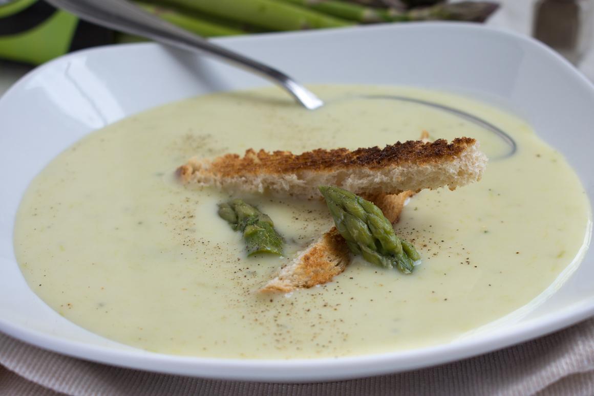 Spargelcremesuppe mit grünen Spargeln