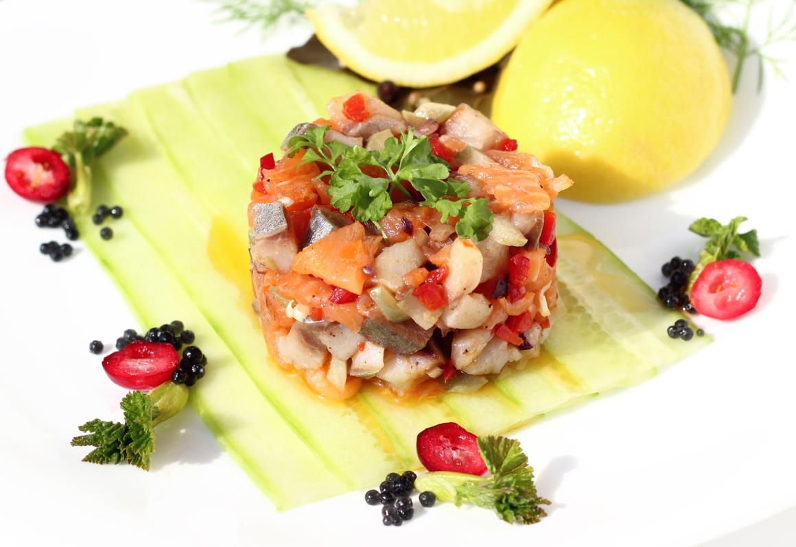 Pfirsich-Nektarinen-Tatar mit Fisch