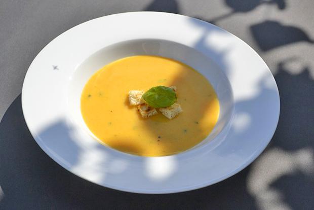 Rüebli-Basilikumsuppe mit Knoblauchcroutons