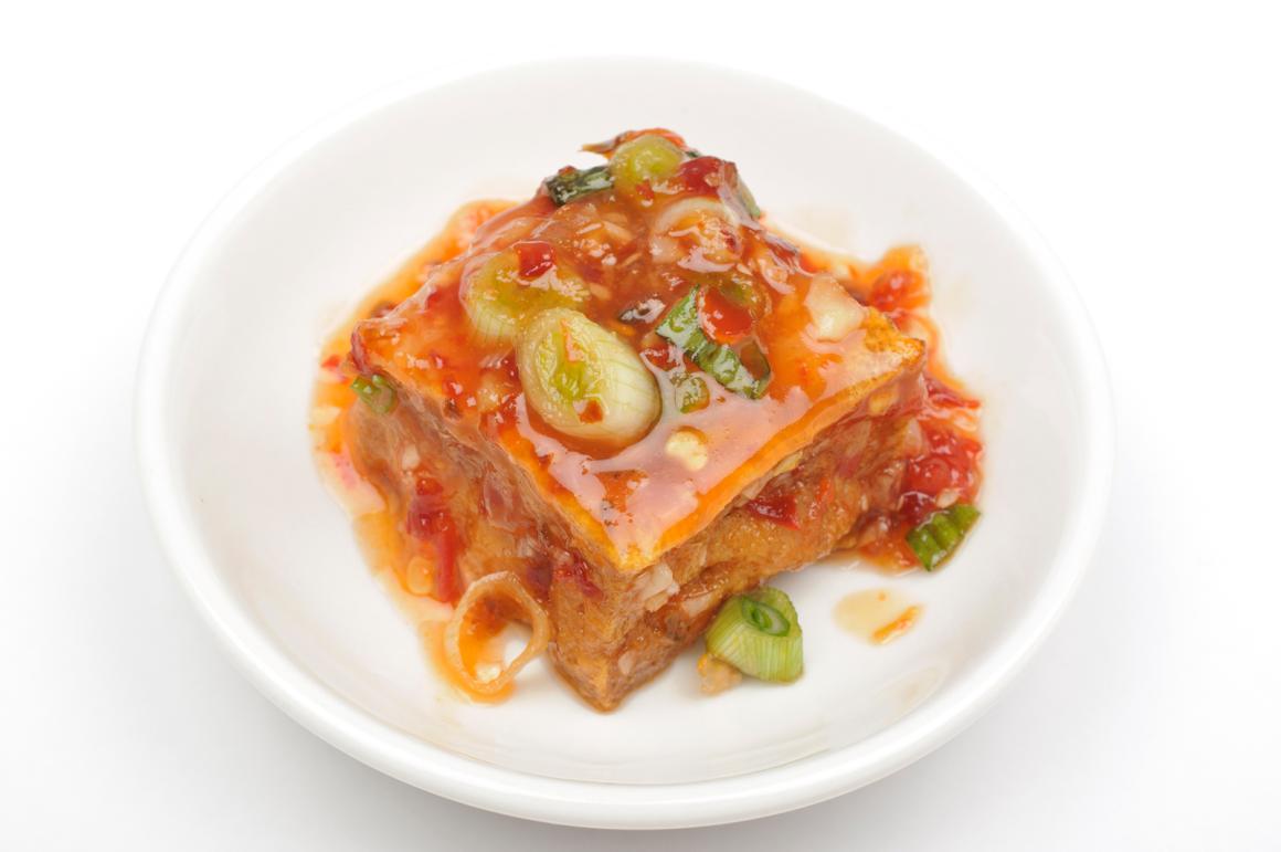 Gebratener Räuchertofu mit Sauce