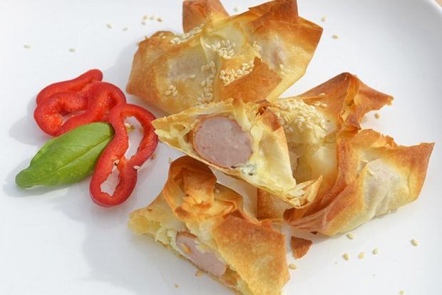 Teigtaschen mit Würstchen und Schnittlauchricotta