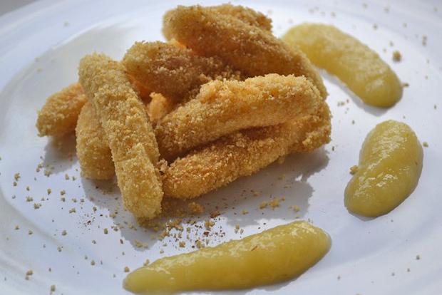Schnelle Kartoffelnudeln mit Zuckerbrösel und Apfelmus