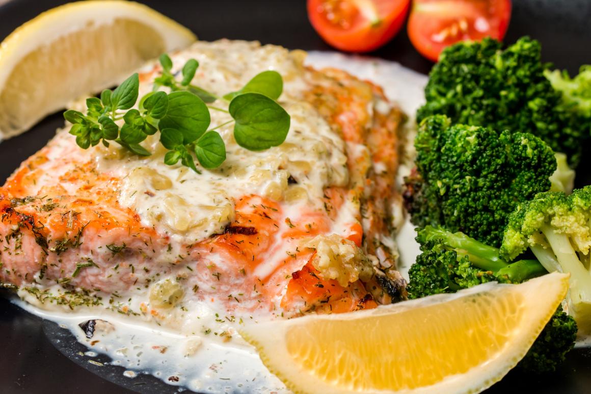 Fischfilet mit Orangenrahm und Gemüse