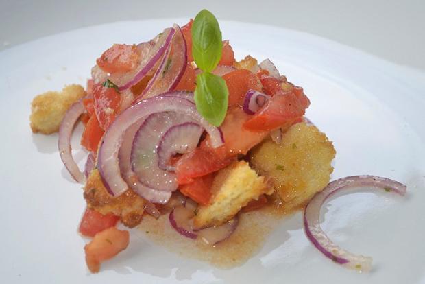 Brotsalat mit frischen Tomaten