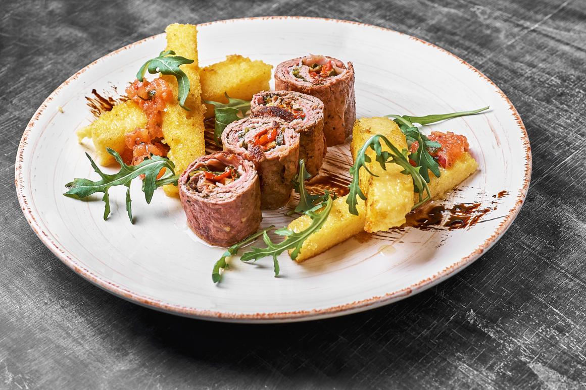 Würzige Kalbsröllchen mit Polenta - Rezept