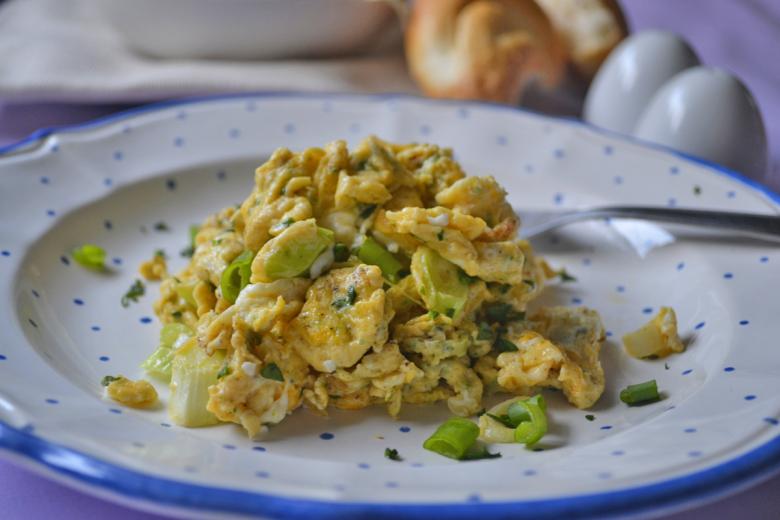 Deftiges Schinken Rührei mit Lauch
