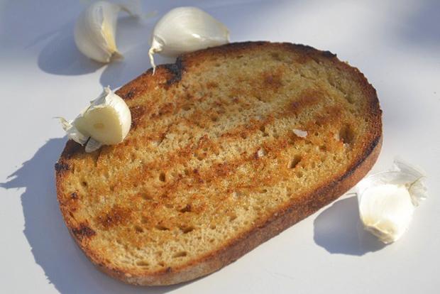 Topinky - geröstetes Knoblauch Graubrot