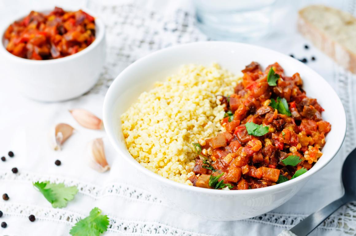 Scharfer Curryteller mit Gemüse und Hirse