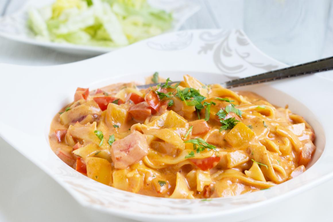 Bandnudeln an Peperoni-Rahm-Sauce