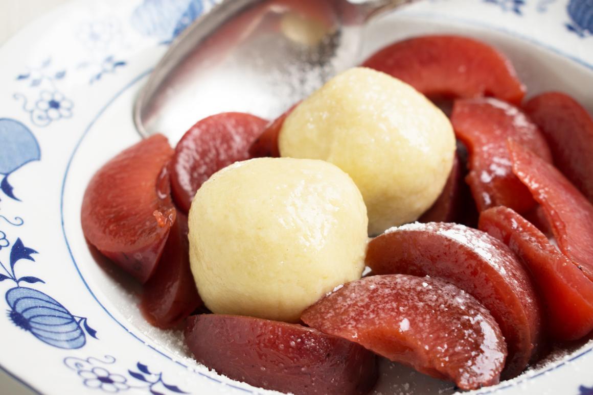 Quarkknödel mit Zwetschgenkompott - Rezept