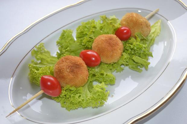 Käsebällchen am Spiess
