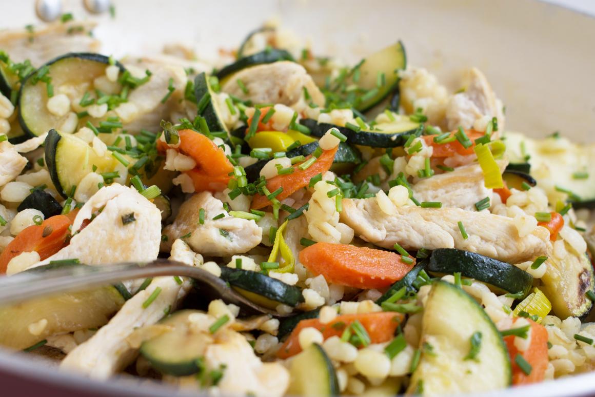 Bulgur-Gemüsepfanne mit Poulet