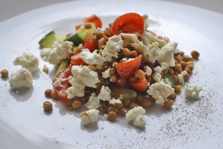 Lauwarmer Linsensalat mit Schafskäse