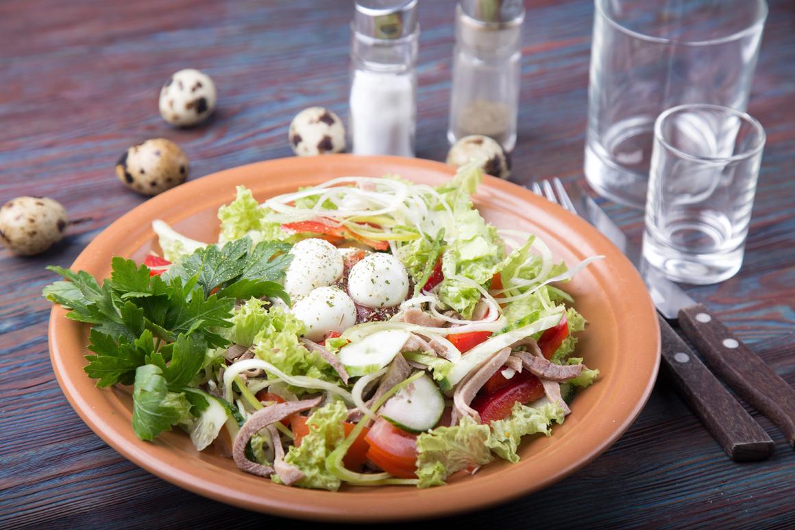 Fleischsalat mit Wachtelei und Gemüse