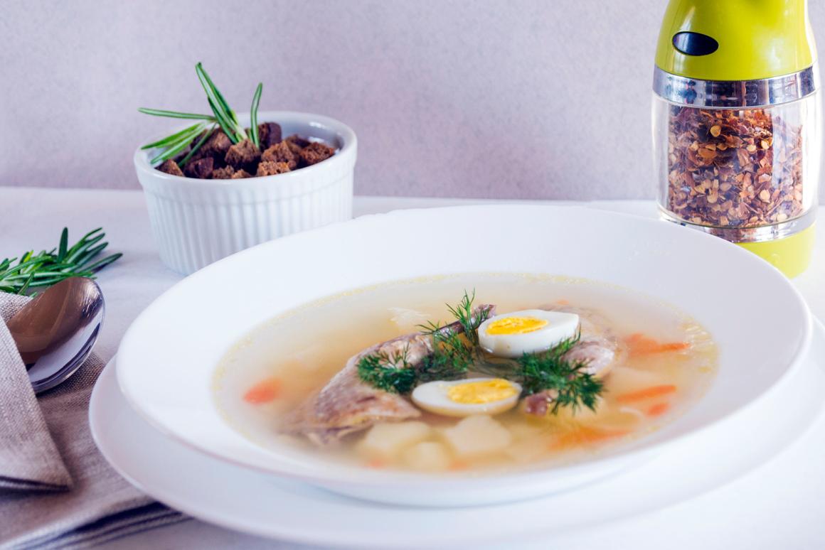 Suppe mit Wachteln und Wachtelei