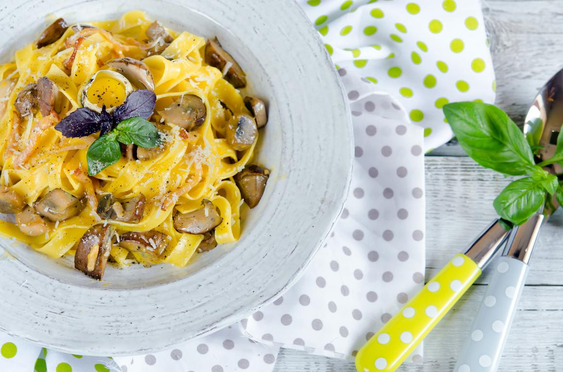 Pasta mit Pilzen und Wachtelei