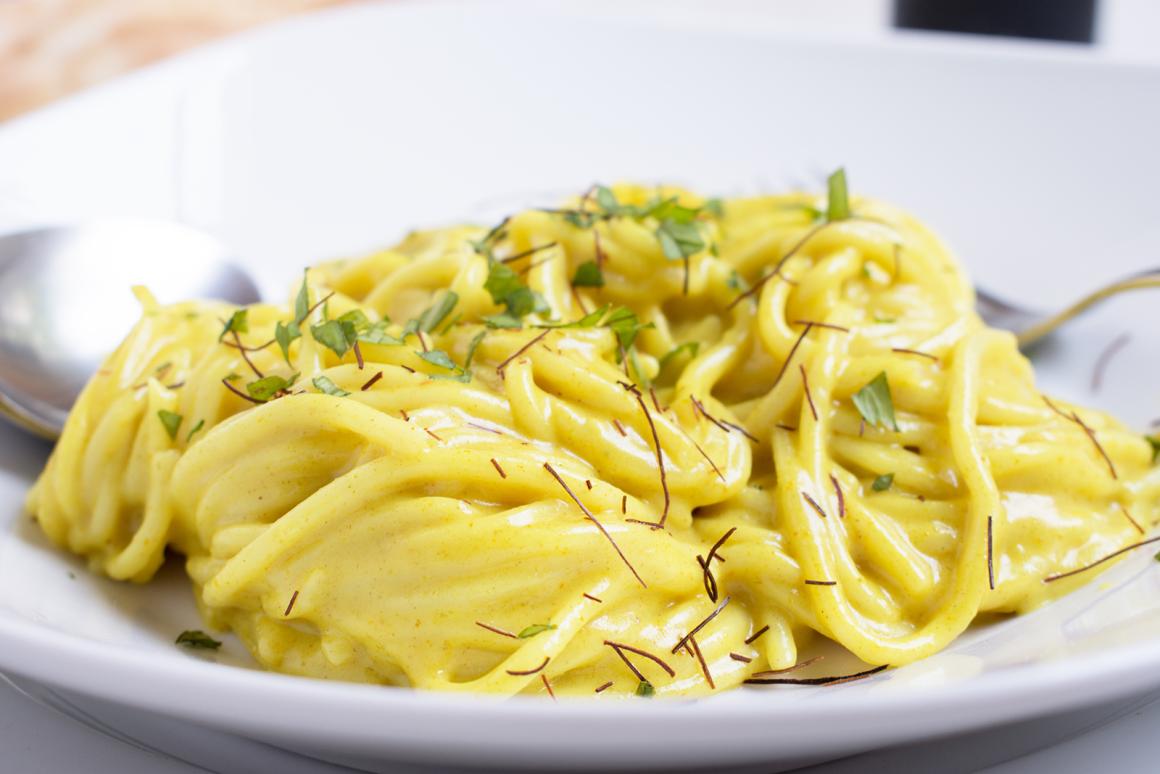 Spaghetti an Safran-Sauce