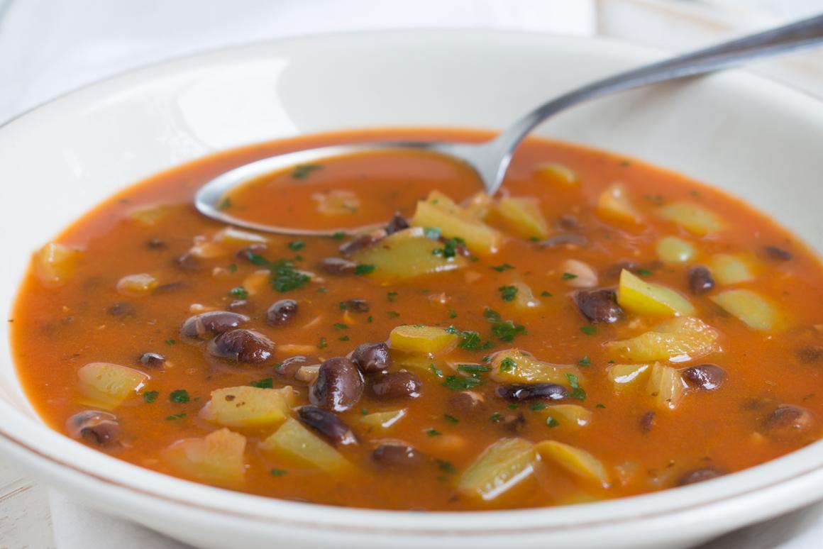 Kubanische schwarze Bohnensuppe