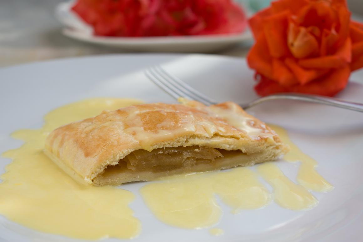 Strudel mit Vanillesauce