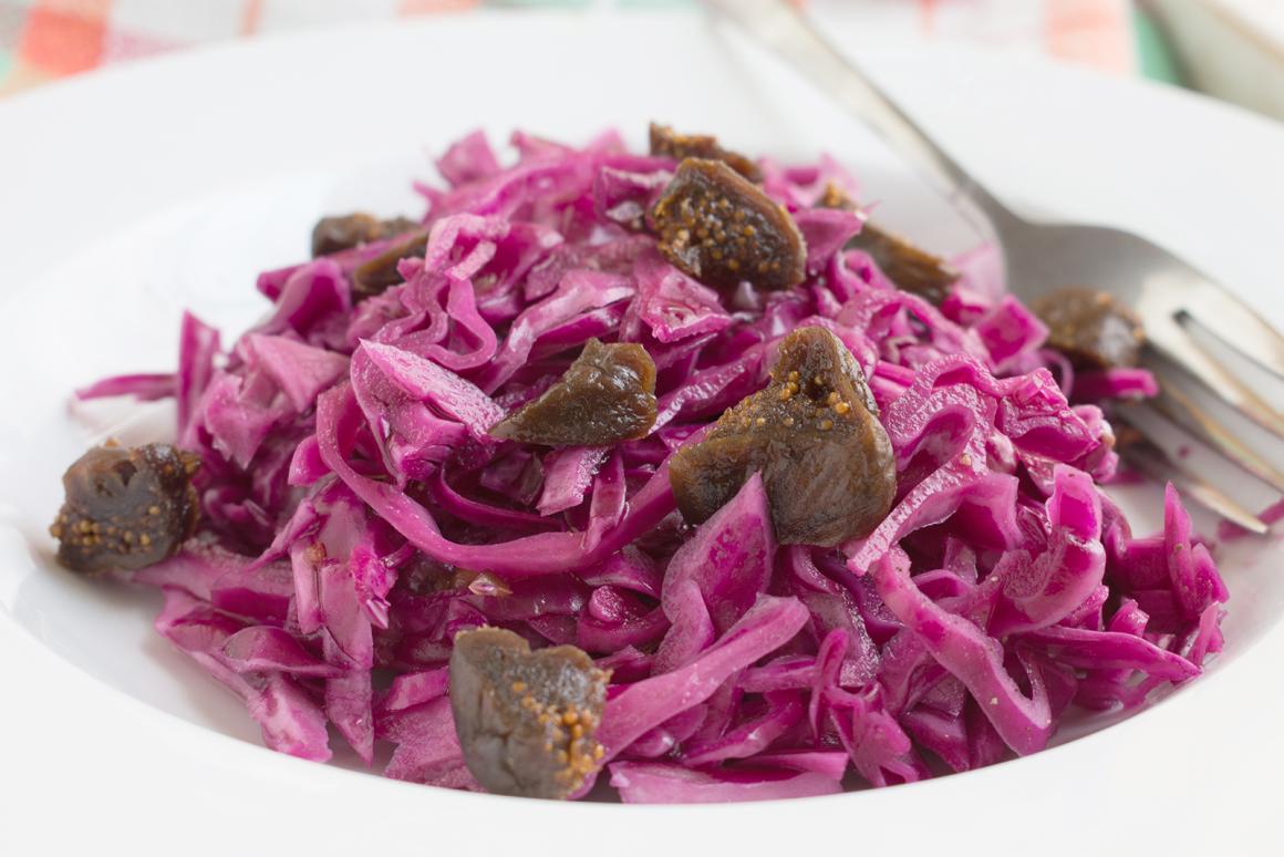 Rotkohlsalat mit Datteln