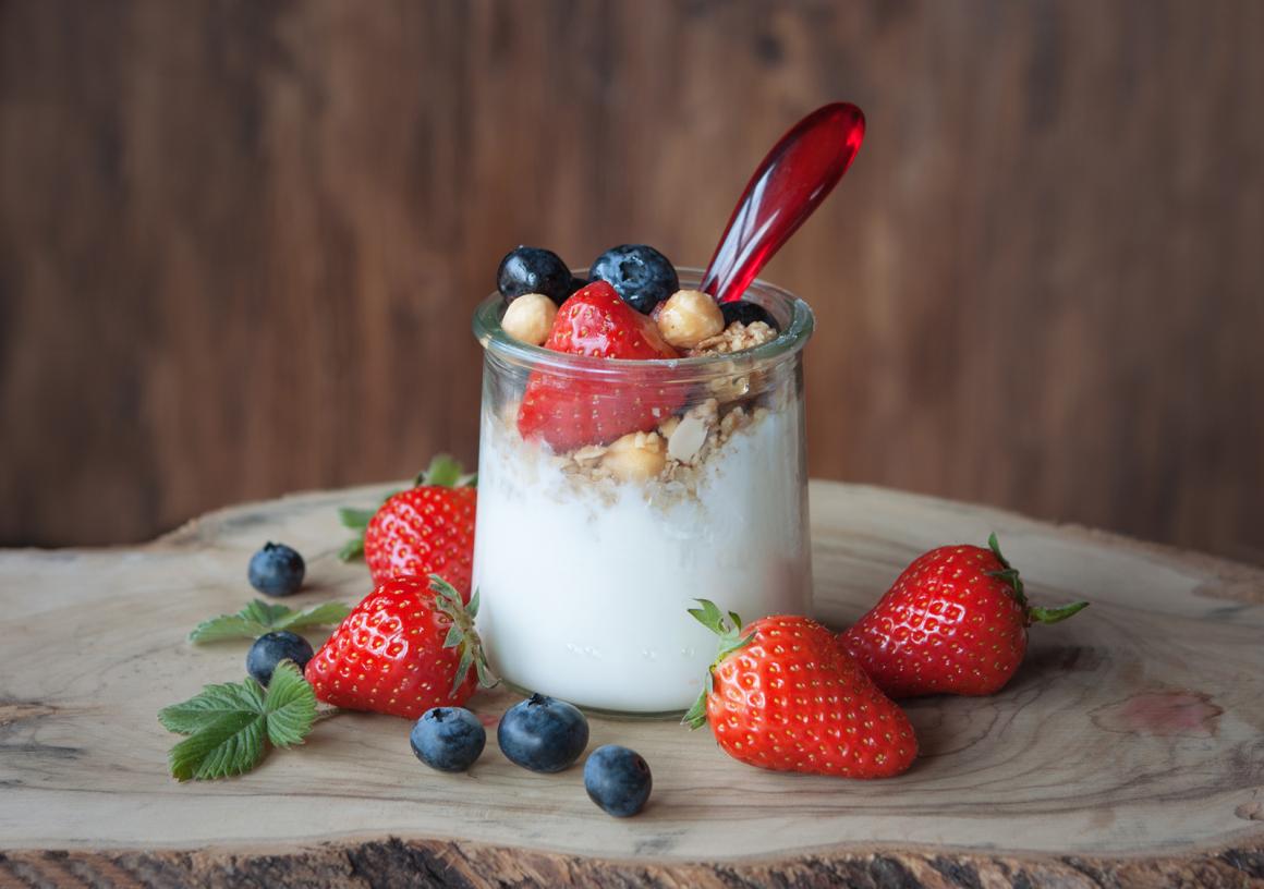 Kokos-Cashew-Joghurt mit Dinkelflocken
