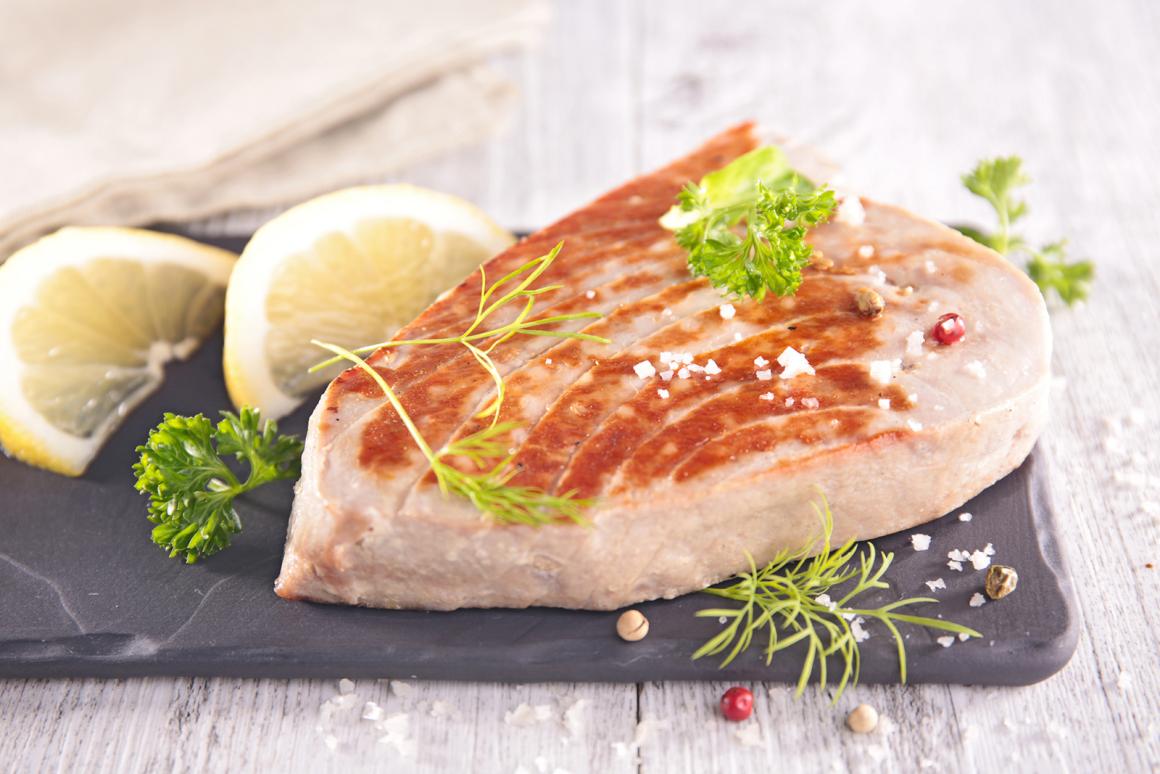 Gebratener Thunfisch mit Gemüse