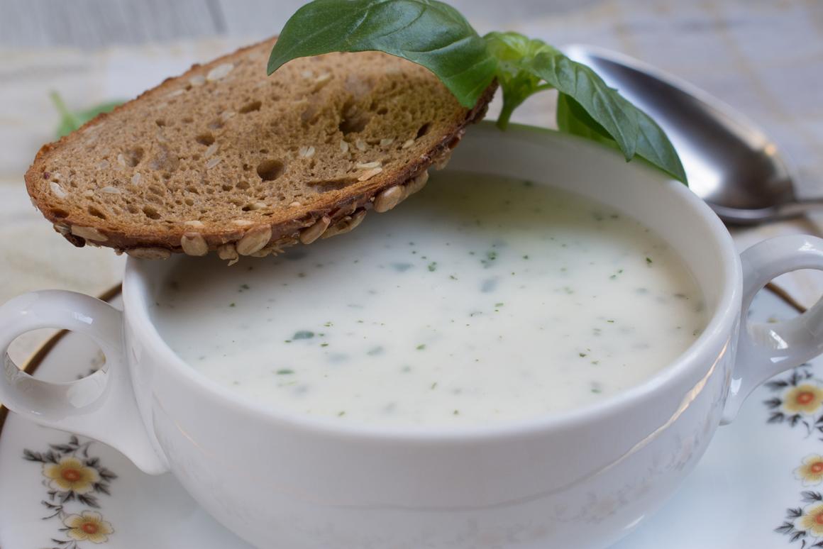 Milchsuppe mit Basilikum