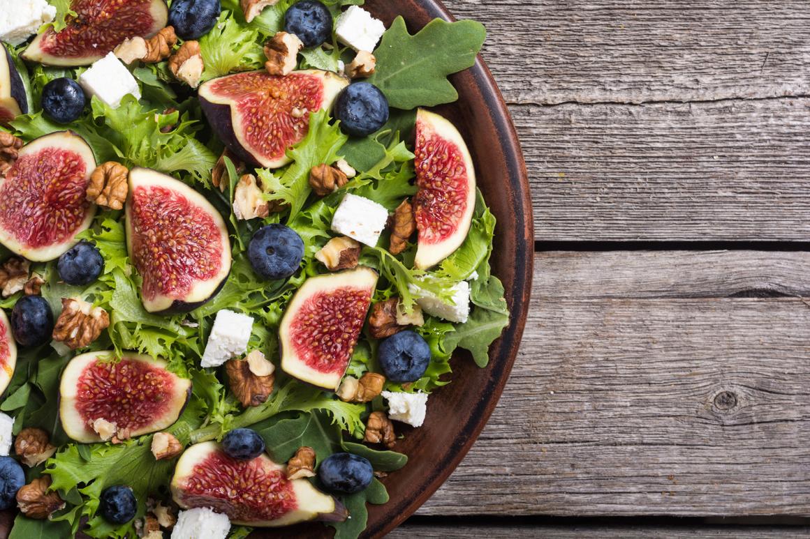 Blattsalat mit Radieschen und frischen Feigen