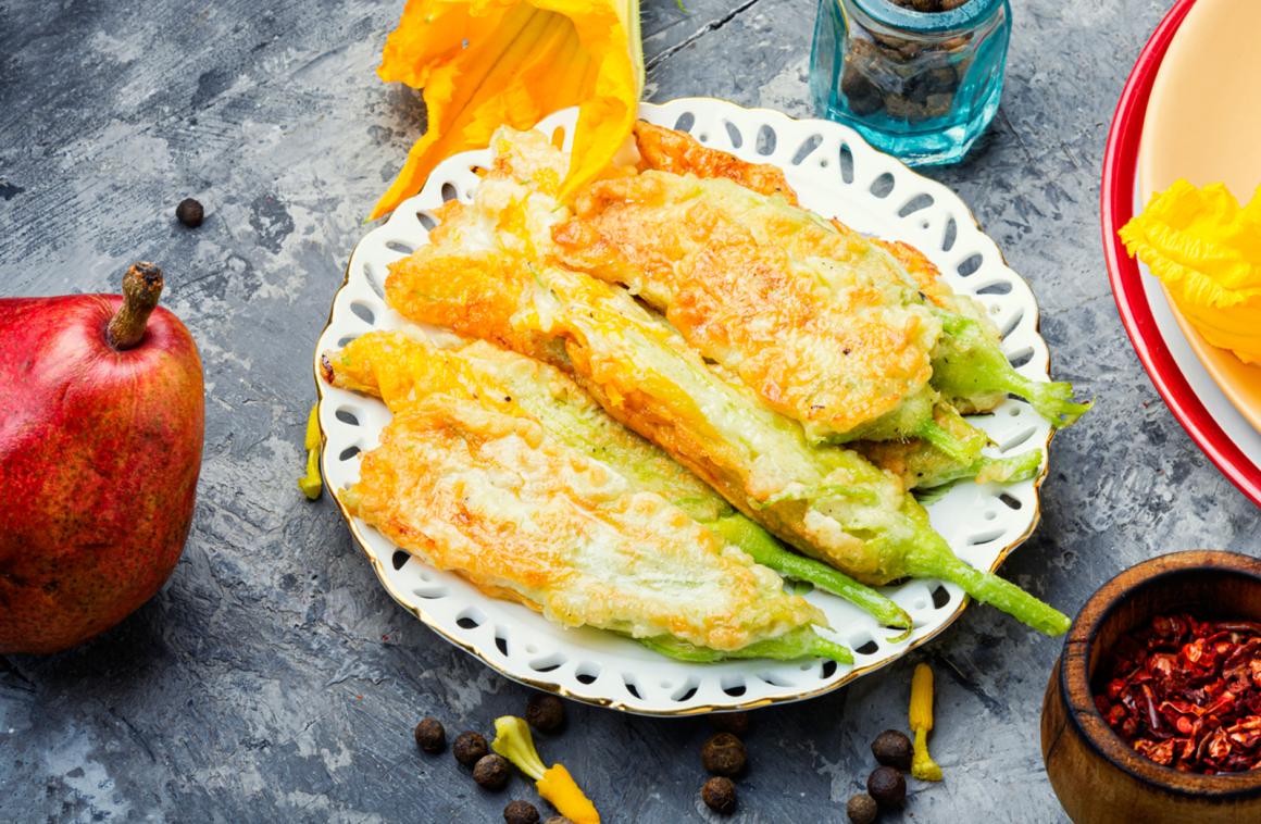 süsse gebackene Zucchettiblüten