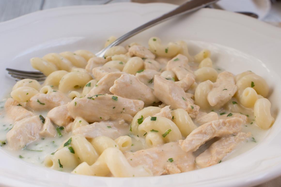 Nudelpfanne mit Putenfilet und Mais