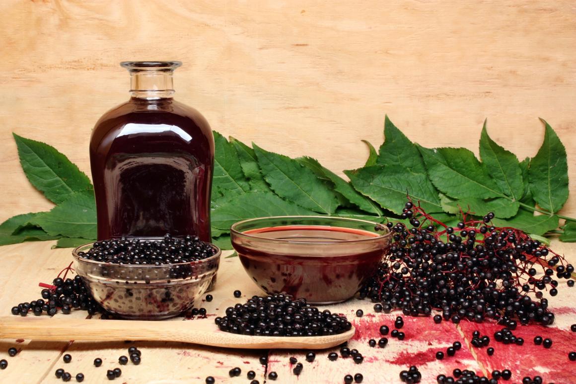 Holunderessig mit Beeren