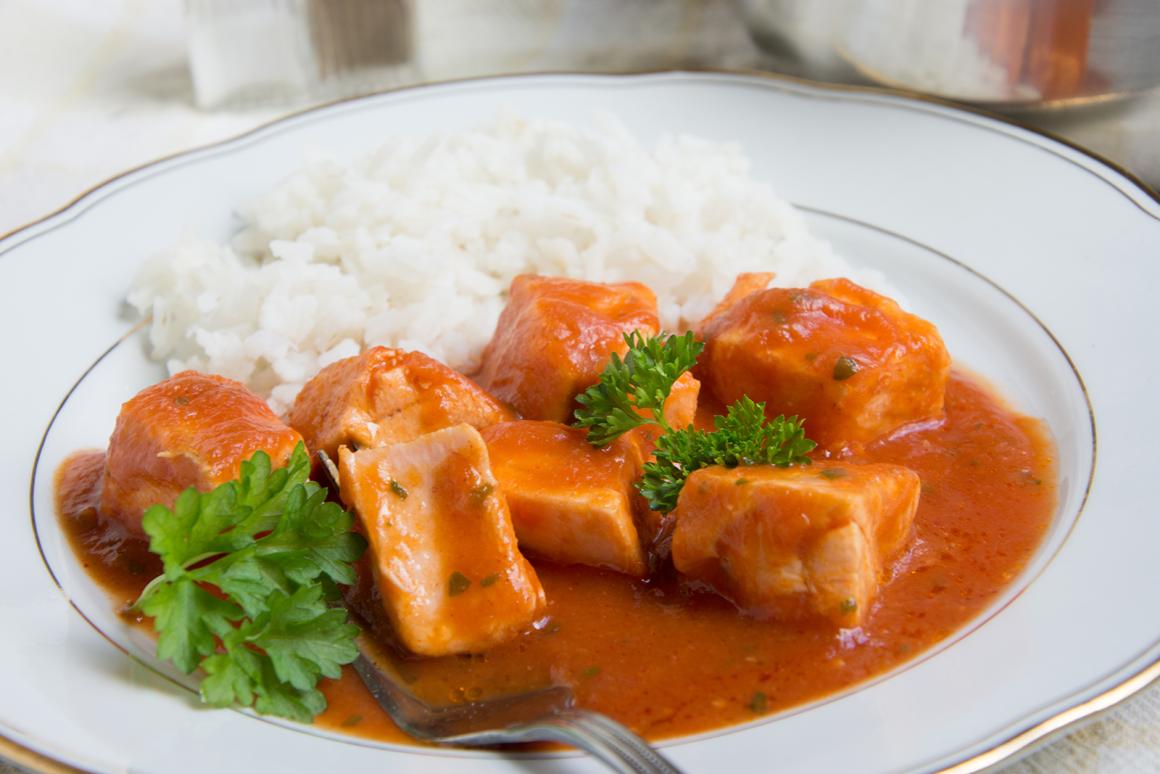 Lachswürfel an Tomatensauce