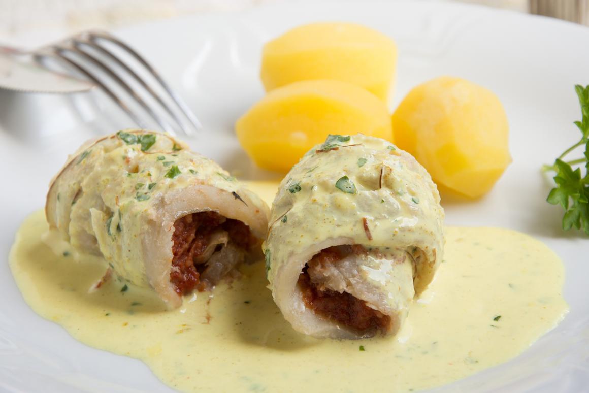 Goldbuttröllchen an Safransauce