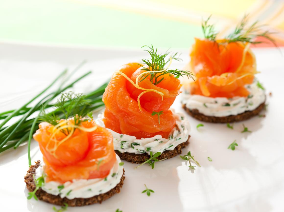 Lachscreme auf Brötli mit gebratenen Gurken im Frischkäse